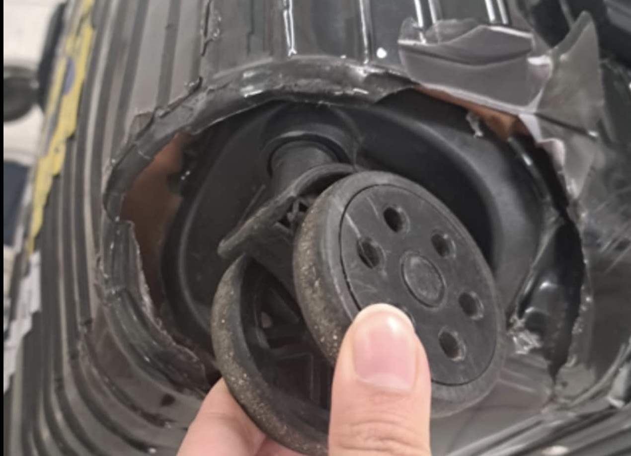 Filipino vlogger called out for complaint about how SIA handled his problem with damaged luggage